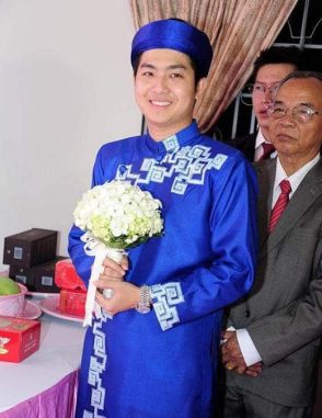 Áo dài nam cách tân xanh họa tiết lập thể cổ điển