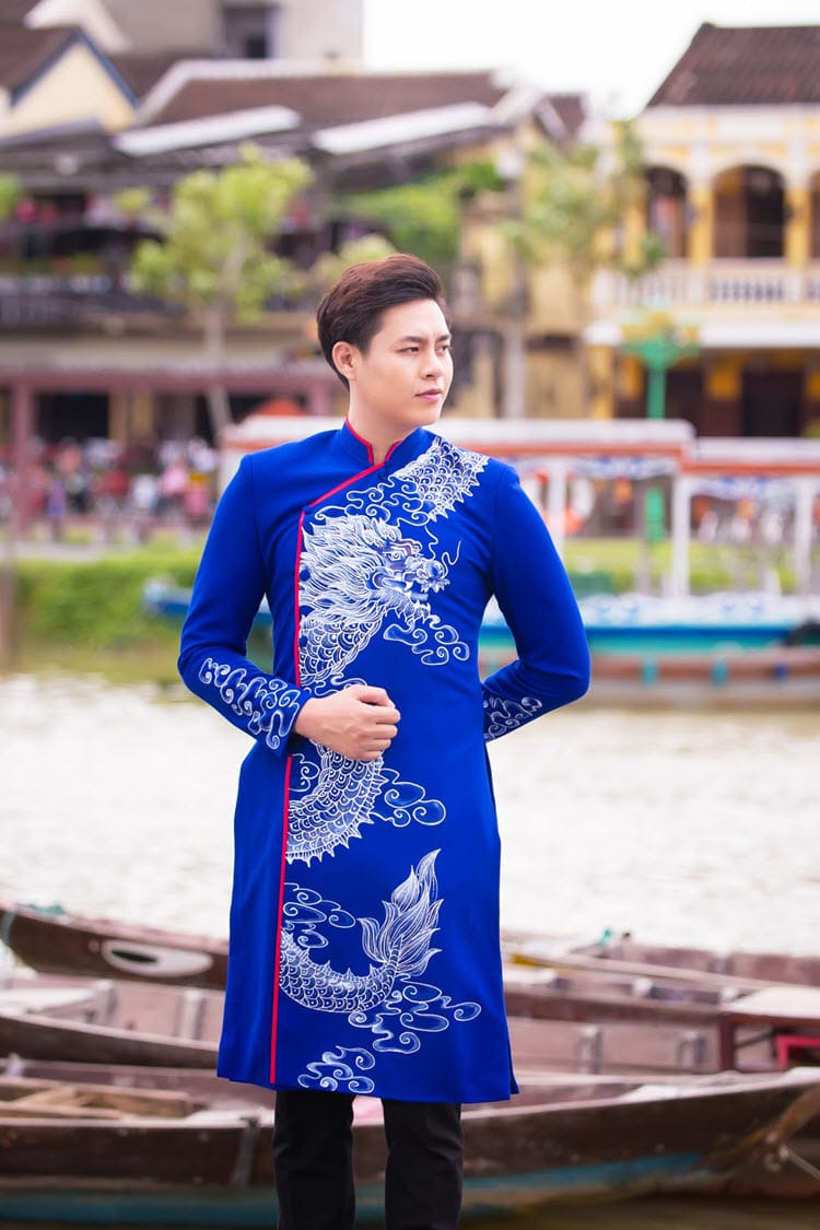 Áo dài nam xanh họa tiết rồng trẻ trung