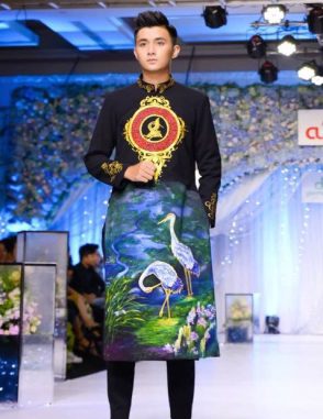 Áo dài nam đen hình phong cảnh chim hạc