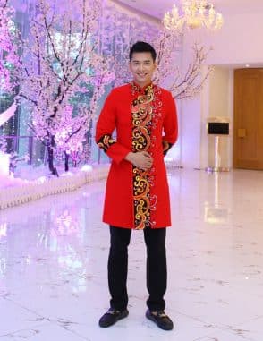 Áo dài nam cách tân đỏ hoa văn vàng cầu kỳ nội bật