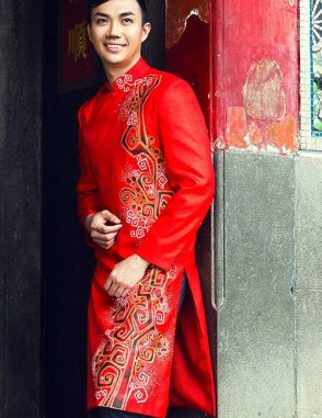 Áo dài nam cách tân đỏ vẽ họa tiết lập thể cách điệu