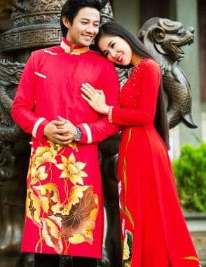 Áo dài nam cách tân đỏ vẽ họa tiết sen vàng nổi bật