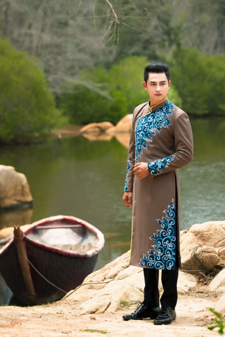 Áo dài nam cách tân nâu vẽ họa tiết sóng cách điệu