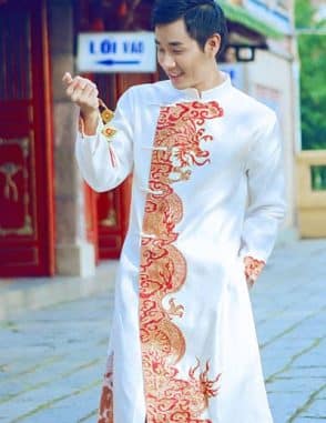 Áo dài nam cách tân trắng viền vẽ rồng cưỡi mây