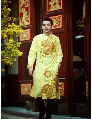 Áo dài nam vàng họa tiết trống đồng cổ điển
