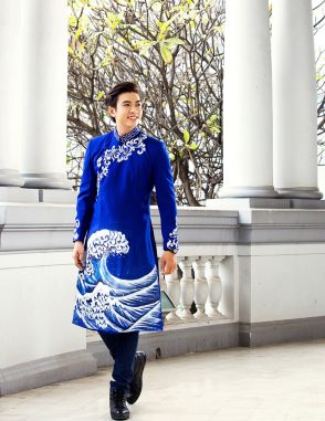 Áo dài nam xanh coban vẽ họa tiết con sóng