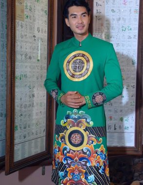 Áo dài nam cách tân xanh họa tiết cung đình độc đáo