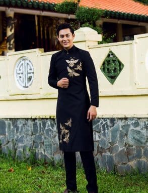 Áo dài nam cách tân đen họa tiết ong vàng
