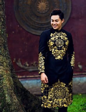 Áo dài nam cách tân đen họa tiết vàng đồng cổ điển
