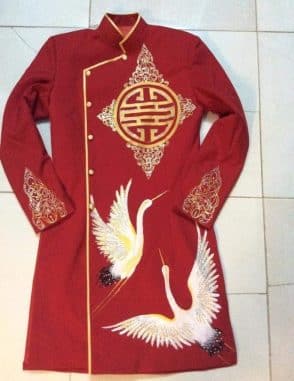 Áo dài nam cách tân đỏ họa tiết chim hạc bay lượn