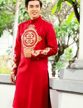 Áo dài nam cách tân đỏ họa tiết cổ truyền nổi bật