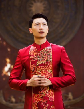 Áo dài nam cách tân đỏ họa tiết phong cách vua chúa