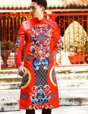 Áo dài nam cách tân đỏ phong cách hoàng gia