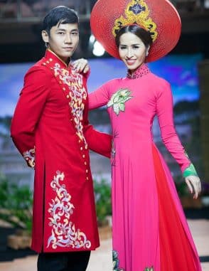 Áo dài nam cách tân đỏ vẽ hoa văn trắng tinh tế