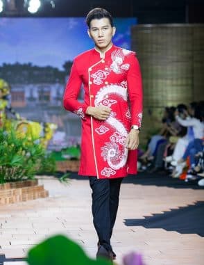 Áo dài nam cách tân đỏ vẽ rồng trắng tinh xảo