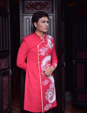 Áo dài nam cách tân đỏ vẽ rồng trắng tinh xảo