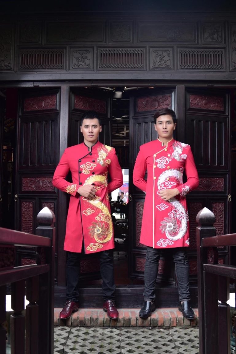 Áo dài nam cách tân đỏ vẽ rồng trắng tinh xảo