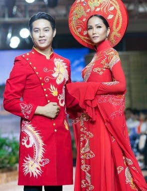 Áo dài nam cách tân đỏ vẽ rồng vàng cách điệu