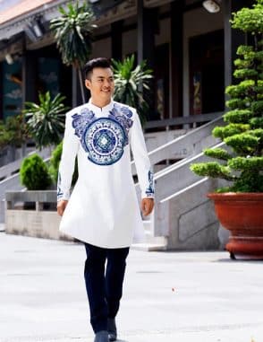 Áo dài nam cách tân trắng họa tiết tròn cách điệu