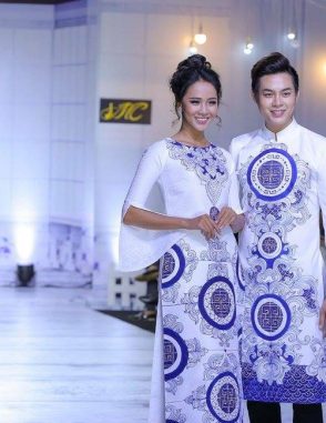Áo dài nam cách tân trắng họa tiết xanh cổ điển