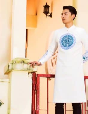 Áo dài nam cách tân trắng phong cách cung đình