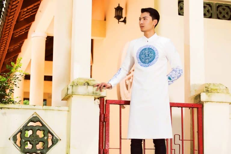 Áo dài nam cách tân trắng phong cách cung đình
