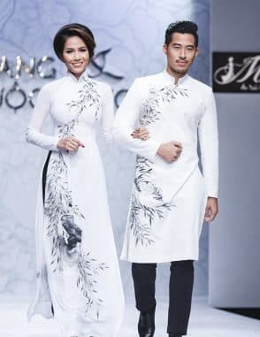 Áo dài nam cách tân trắng vẽ họa tiết về tình mẹ