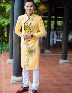 Áo dài nam cách tân vàng họa tiết độc lạ
