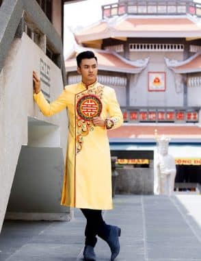 Áo dài nam cách tân vàng vẽ họa tiết cung đình