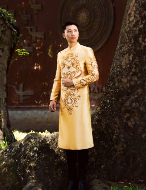 Áo dài nam cách tân vàng vẽ họa tiết hoàng gia