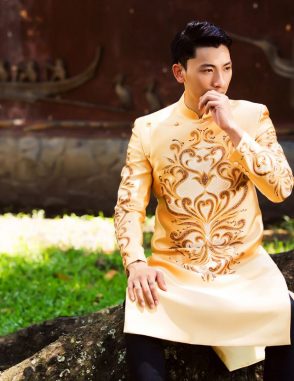 Áo dài nam cách tân vàng vẽ họa tiết hoàng gia
