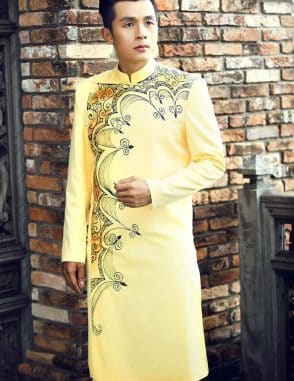 Áo dài nam cách tân vàng viền vẽ họa tiết độc lạ