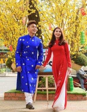 Áo dài nam cách tân xanh dương họa tiết truyền thống