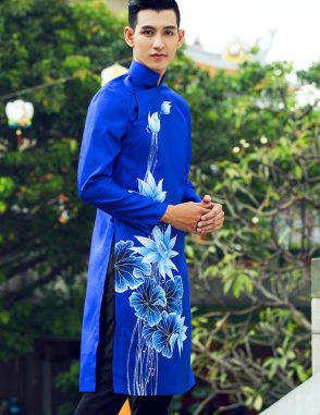 Áo dài nam cách tân xanh vẽ hoa sen ấn tượng