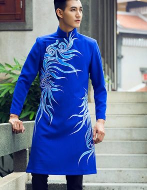 Áo dài nam cách tân xanh vẽ hoa văn mềm mại