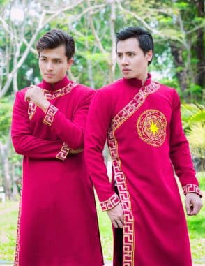 Áo dài nam cách tân đỏ họa tiết trống đồng bắt mắt