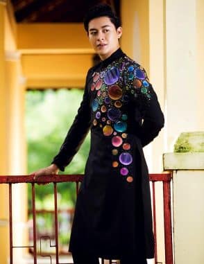 Áo dài nam cách tân đen họa tiết bong bóng nhiều màu