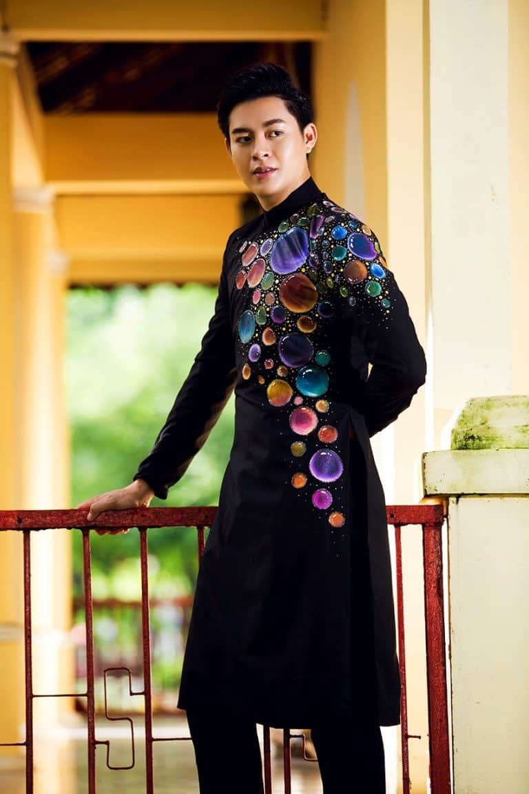Áo dài nam cách tân đen họa tiết bong bóng nhiều màu