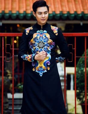 Áo dài nam cách tân đen họa tiết màu sắc độc đáo