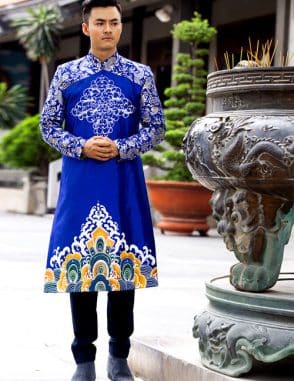 Áo dài nam cách tân xanh vẽ họa tiết sang trọng