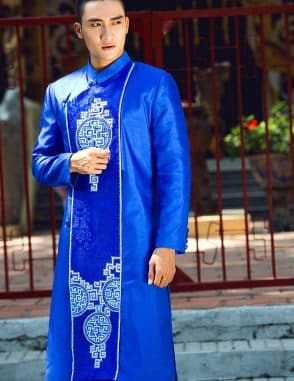 Áo dài nam cách tân xanh vẽ họa tiết dân gian ấn tượng