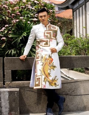 Áo dài nam trắng vẽ cá chép vàng may mắn