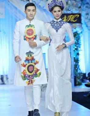 Áo dài nam cách tân trắng vẽ họa tiết sinh động