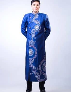 Áo dài nam cách tân xanh họa tiết dân gian ấn tượng
