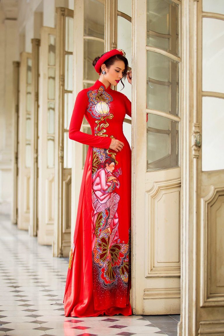 Áo dài nữ đỏ vẽ họa tiết độc đáo