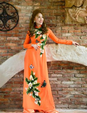 Áo dài nữ màu cam tươi trẻ vẽ hoa