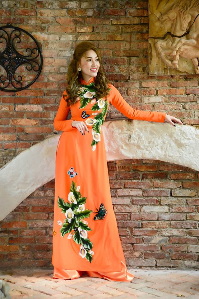 Áo dài nữ màu cam tươi trẻ vẽ hoa