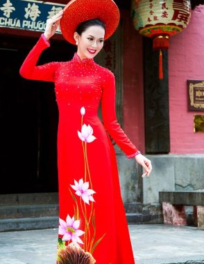 Áo dài nữ đỏ nổi bật vẽ hoa sen