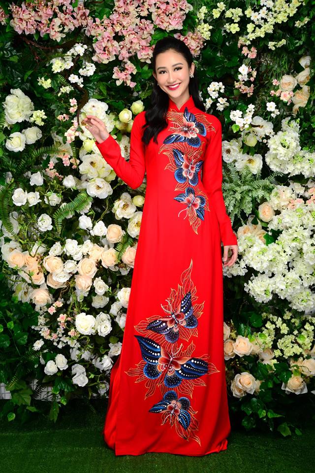 Áo dài nữ đỏ vẽ đàn bướm hoa nổi bật