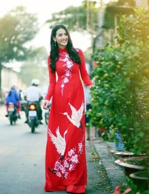 Áo dài nữ đỏ vẽ hoa đào và chim hạc